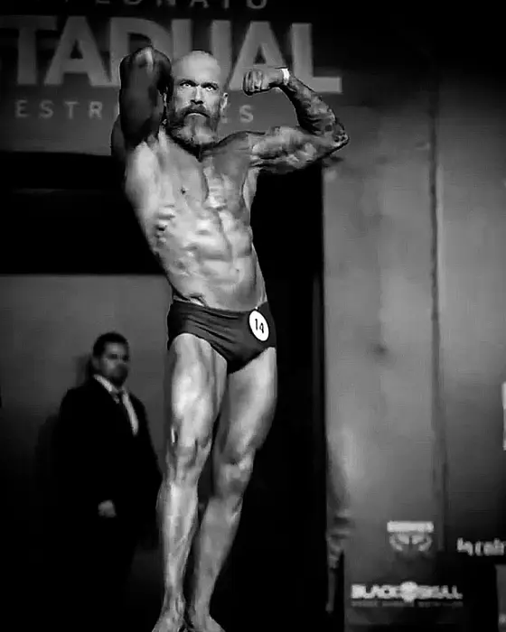 Ricardo posando no palco de um campeonato