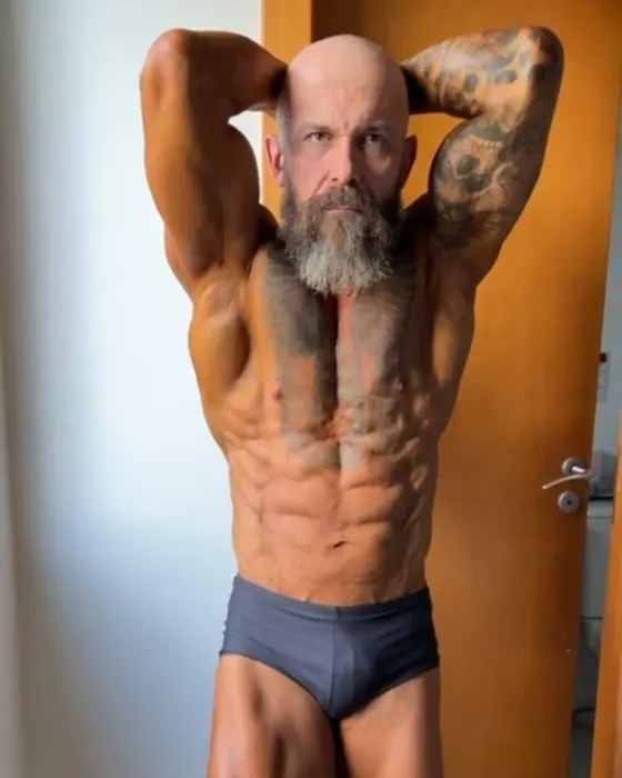 Ricardo fazendo pose de abdômen